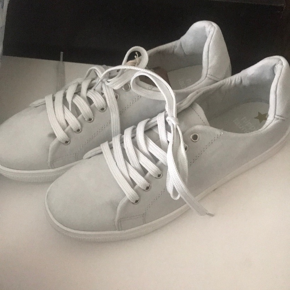 Gym shoes